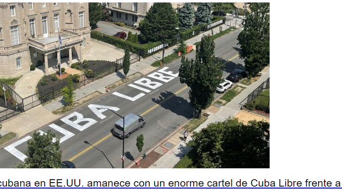 Embajada cubana en EE.UU. amanece con un enorme cartel de Cuba Libre frente a su fachada