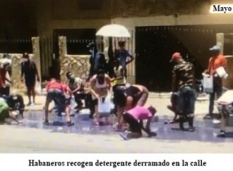 Cubanos recogen detergente derramado en plena calle de La Habana.