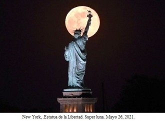 El espectacular momento en que la superluna roja iluminó la Estatua de la Libertad.
