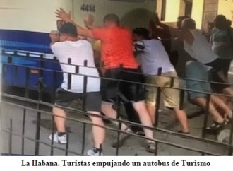 Turistas en Cuba tienen que empujar un autobús roto