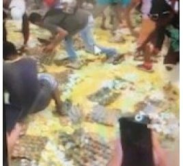 <strong>Cubanos recogen huevos caídos de un camión en La Habana</strong>